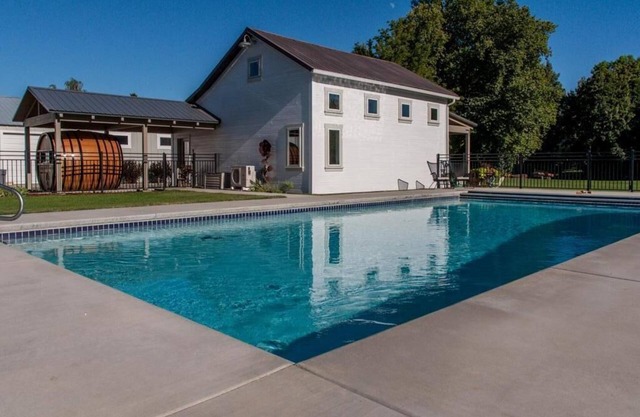 Bryant Barn: Sleep Inside A Wine Barrel, Fire Pit, Big Yard