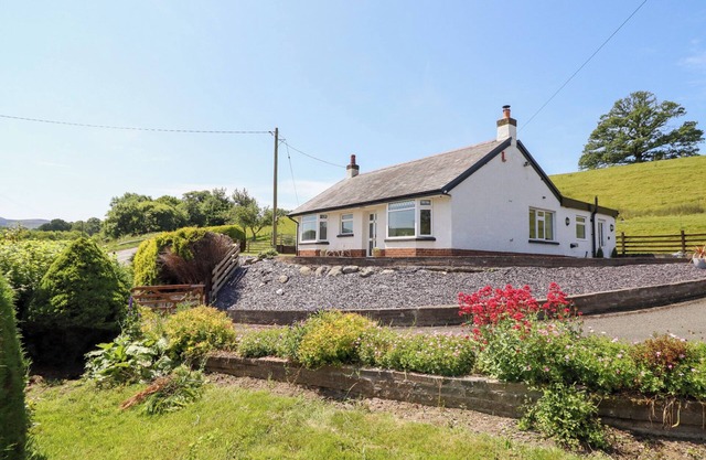 BRYN BRAS, family friendly, with open fire in Corwen