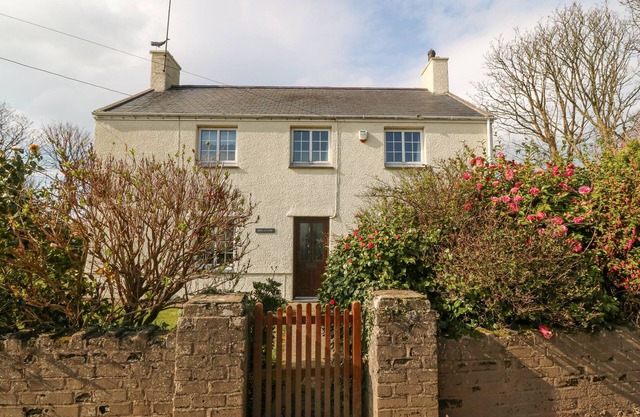 BRYN CYTTUN, pet friendly, country holiday cottage in Morfa Nefyn