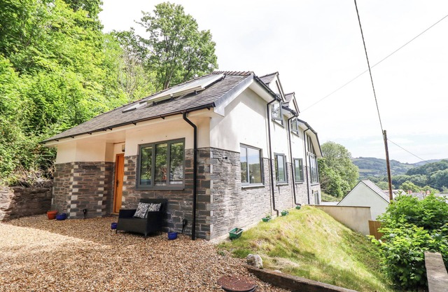BRYN GOLAU, pet friendly, with open fire in Glyn Ceiriog