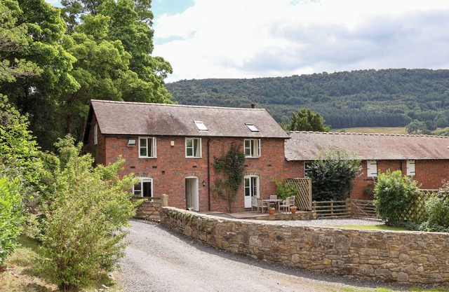 BRYN HOWELL STABLES, pet friendly, with open fire in Llangollen