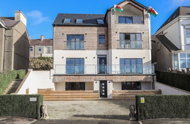 BRYN MIN MANTON PENTHOUSE, pet friendly, with hot tub in Caernarfon