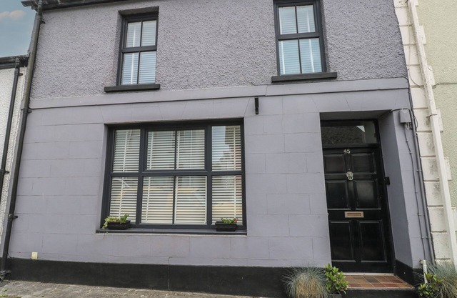 BRYN SIRIOL, pet friendly, country holiday cottage in Narberth