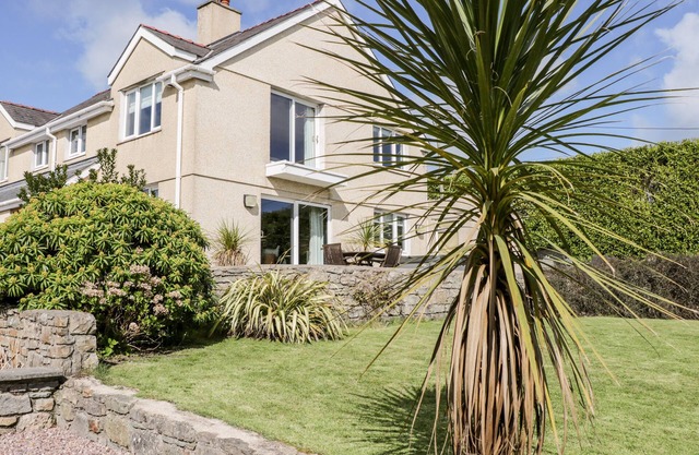BRYN Y DON, pet friendly, country holiday cottage in Benllech