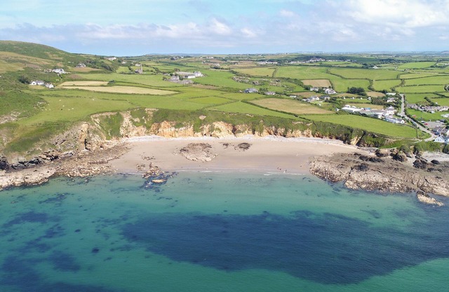 BRYNCOED, pet friendly, with a garden in Valley