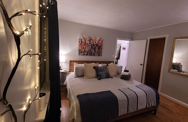 Bryson City Bungalow, Stay & Walk Downtown! NEW HOT TUB!