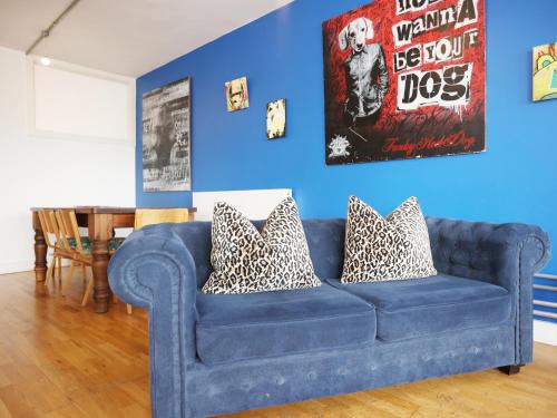 BS2 Lofts Apartment by N And N Stays Ltd, Great location Close to Cabot Circus, Centre and Hospital, perfect for workers, NHS and Contractors, Private Parking Avaialable