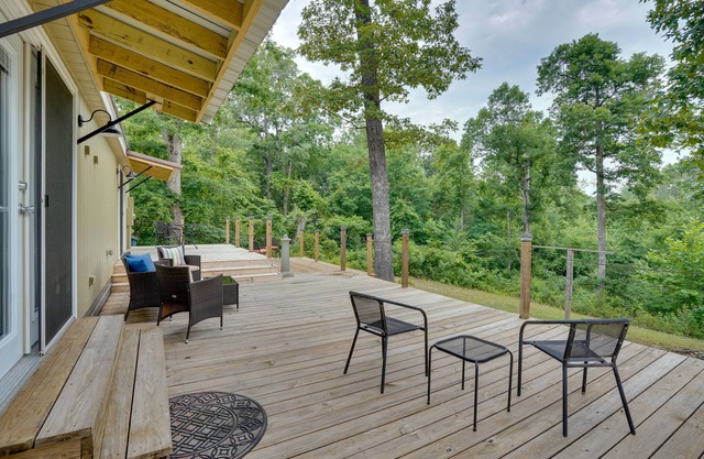 Buchanan Home w/Deck, 4 Mi to Paris Landing!