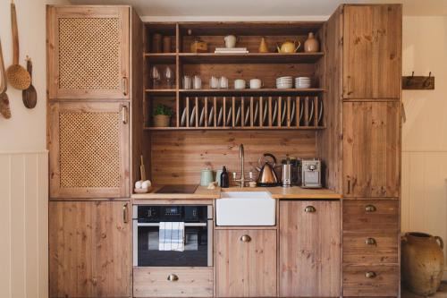 Buckingham Mews Pebble Cottage 3