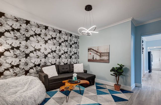 Bucktown Beauty! Pet friendly and (Secret) Space for the Whole Group by RedAwning