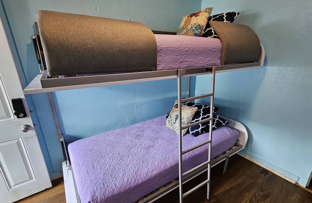 Budget Downtown Studio-C with European Bunk Beds, AC, WIFI & 4 free Streamers!