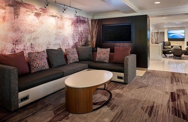 Budget-Friendly Bliss! 2 Posh Units, Close to New England Quilt Museum