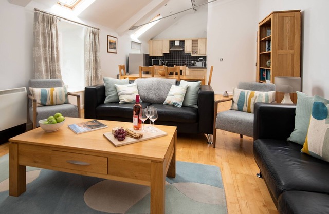 BUDLE BAY LOFT - sleeps 6, third floor penthouse with fantastic estuary views