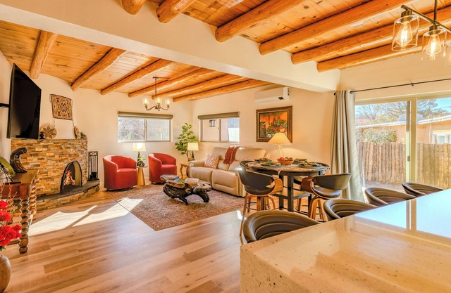 Buen Camino - Walk to The Plaza, Kiva Fireplace