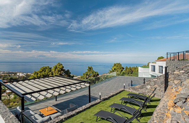 'Buena - Vista' with sea views, private pool and Wi-Fi