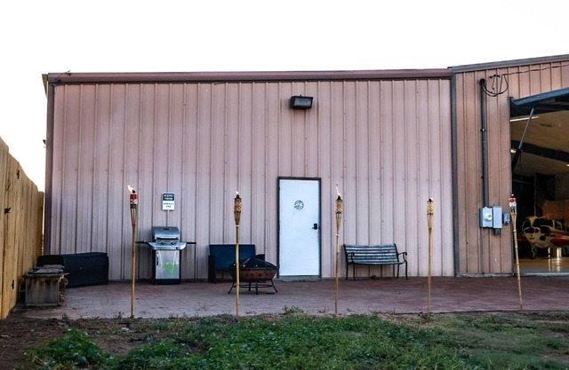 Buffalo airport Fly Inn. 2 bedroom inside a airplane hangar!