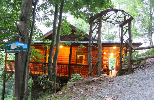 🦬 Buffalo Bungalow.Couples Only: sauna, massage table & much more!