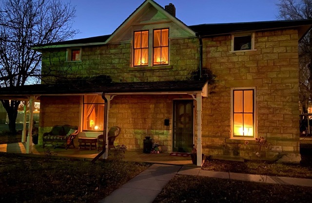 Buffalo Haus: Entire House, Welcoming Historic Limestone House Downtown