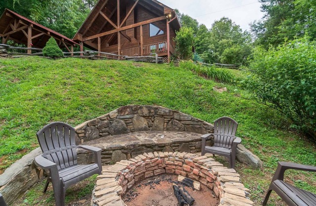 Buffalo Hollow - Free Train Tours + Fun - Luxurious Accommodations, Rustic-Style