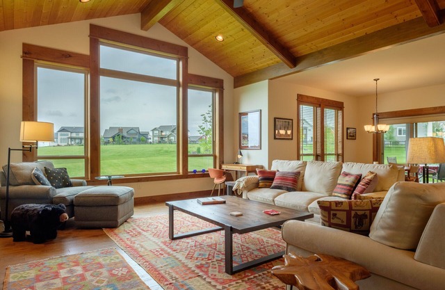 Buffalo Lance - Custom Home In A Quiet Neighborhood Just West of Bozeman