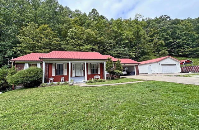 Buffalo Playhouse w/game room. Easy trail access, Direct Trail Access