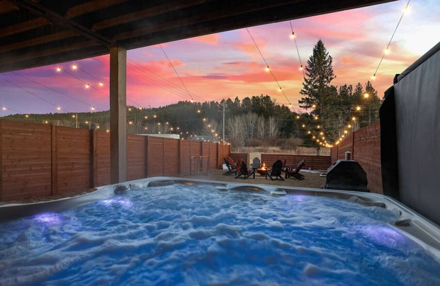 Buffalo Ridge | Hot Tub + Walk to Downtown