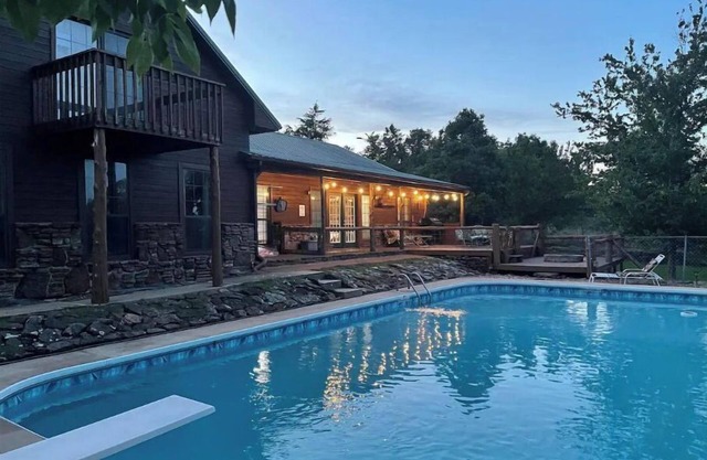 Buffalo River Cabin-privt Pool/Hot Tub/Game Room!