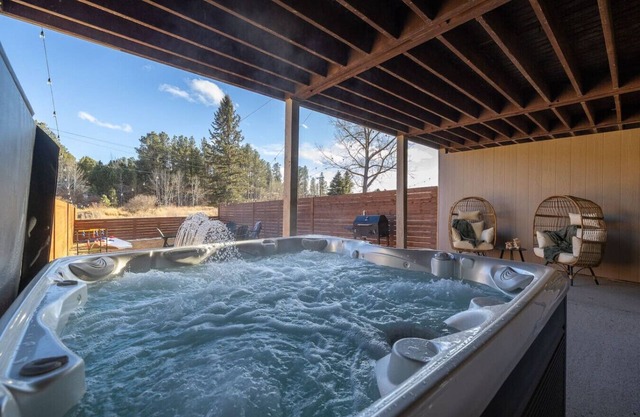 Buffalo Roam | Hot Tub + Nature in Town