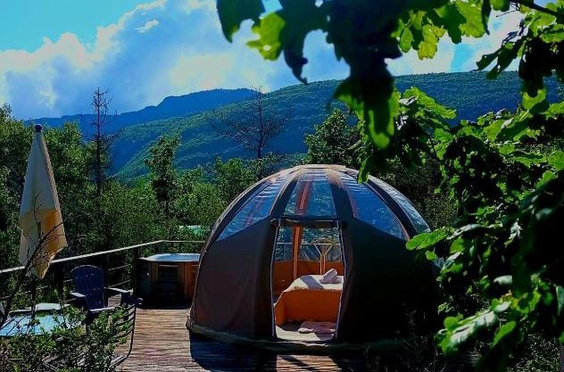 Bulle en bois sous les étoiles