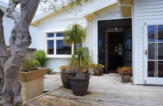 Buller Bungalow: Coastal Charm in New Plymouth