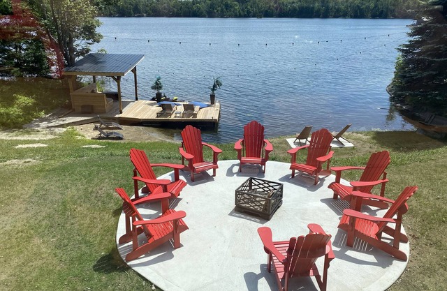 Bulloch's Retreat - Your Own Private Lake Side Resort!