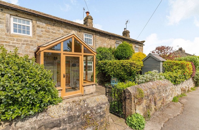 BUMBLE COTTAGE, pet friendly, luxury holiday cottage in Darley