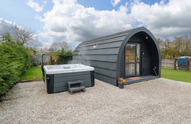 BUMBLEBEE GLAMPING POD, pet friendly, with hot tub in Thornton Dale