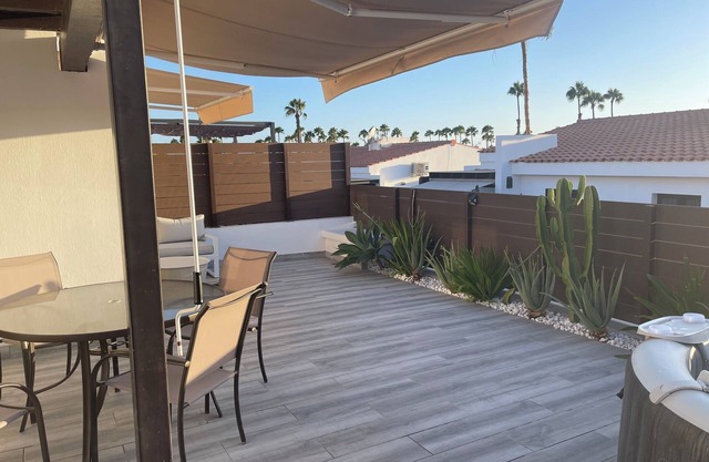 Bungalow with jacuzzi in Maspalomas, private garden