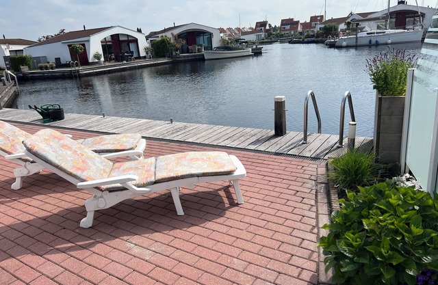 Bungalow Happy Holiday en Geniet Direct aan het Water met Eigen Aanlegsteiger