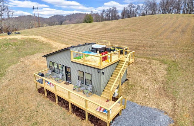 Bungalow/Hot tub/ping pong/Putt putt/corn hole/Jenga/connect 4/Checkers