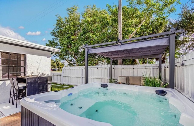 Bungalow! Hot TUB! Games! 10 min to Beach!