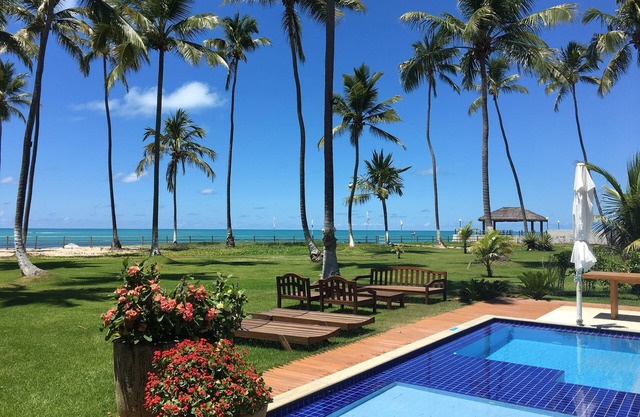 Bungalow in beachfront condominium of Carneiros beach, 15 people