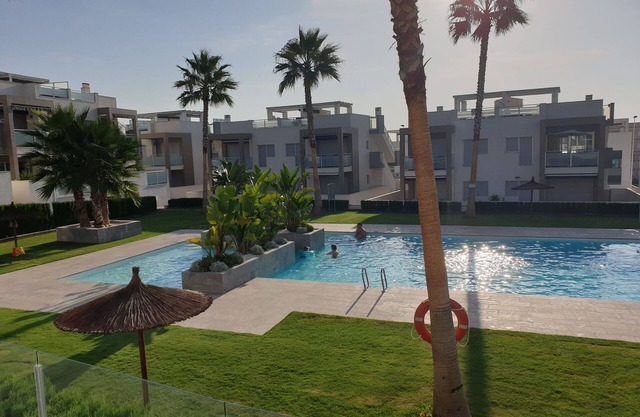 Bungalow in Torrevieja Punta Prima. WIFI and pool. Close to beach and golf