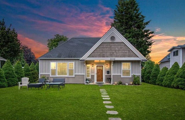Bungalow on Porter St~ Walk to Downtown Enumclaw-Pets Ok!