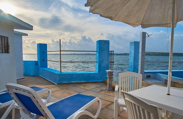 Bungalow over the sea with Pool & views