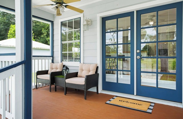 Bungalow Retreat 1 mile from Historic Downtown