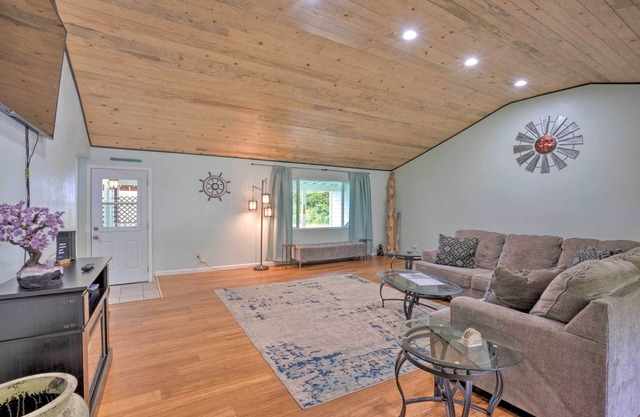 Bungalow w/Wraparound Deck - 8 Mi to Brookings