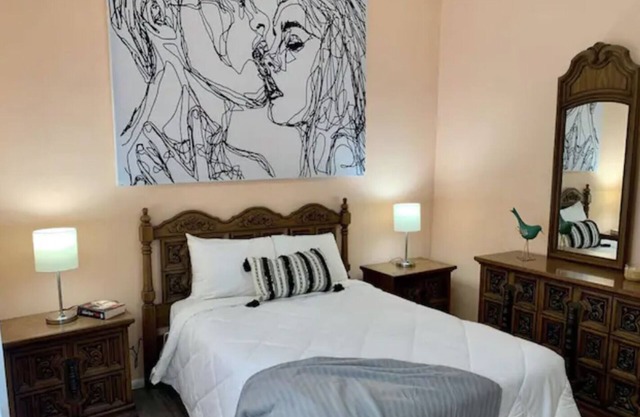 Bungalow/Walking distance/Historic Ybor (2210)