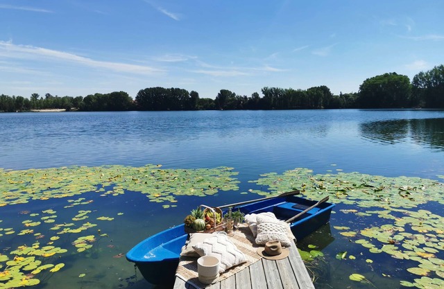 Bungalow with direct lake access