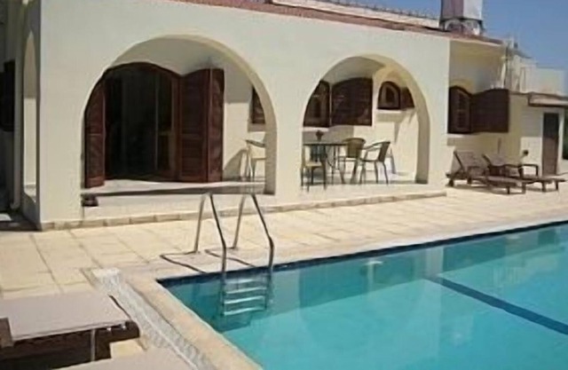 Bungalow With Pool, Mountain And Sea Views, AC, secure WIFI. 10 meter pool.