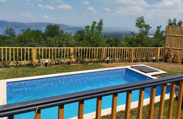 Bungalow with Private Pool and Backyard in Sapanca