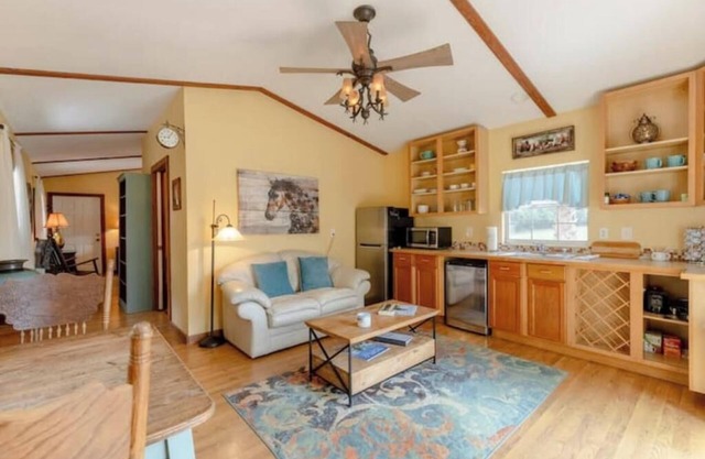 Bunkhouse Overlooking 10 Acre Horse Farm