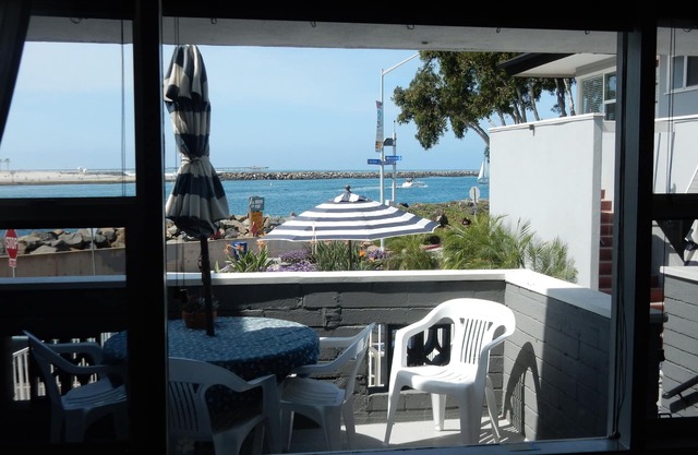 Bunni's Beach Condo ~ WOW ! Free assigned parking! Calendar up to date.