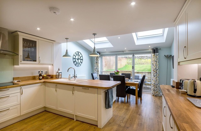 BURBAGE VIEW, family friendly, with a garden in Buxton